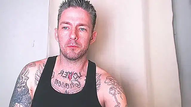 Snapshot of SkylarrGrey chatting on March 20, 7:35 am SkylarrGrey online show from March 20, 7:35 am