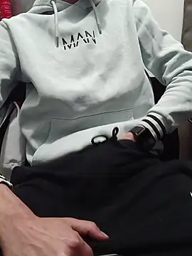 Snapshot of Skinboy06 chatting on March 22, 5:49 pm Skinboy06 online show from March 22, 5:49 pm