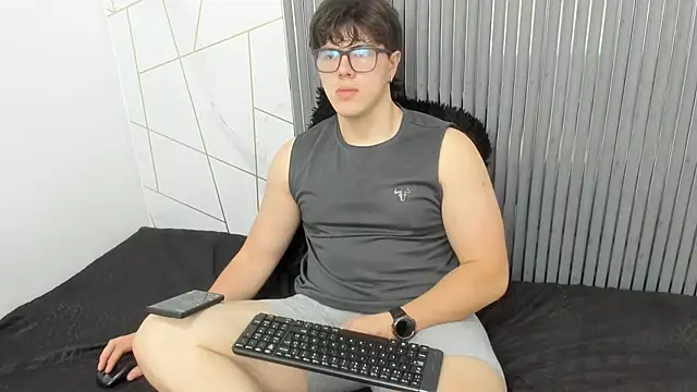 Snapshot of JohnsonFox chatting on March 28, 1:00 pm JohnsonFox online show from March 28, 1:00 pm