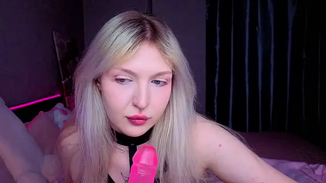Snapshot of BlondieSummer chatting on April 18, 3:16 pm BlondieSummer online show from April 18, 3:16 pm