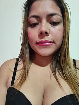 Snapshot of Yelii_ chatting on June 17, 8:32 pm Yelii online show from June 17, 8:32 pm
