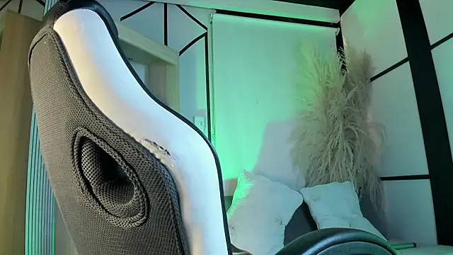 LizzyBrooks  online show from March 27, 8:26 am