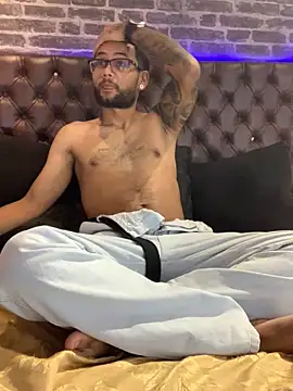 Snapshot of KyleJoss30 chatting on March 23, 9:19 pm KyleJoss30 online show from March 23, 9:19 pm