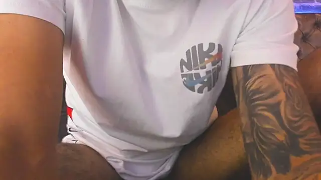 Snapshot of KyleJoss30 chatting on March 25, 9:21 pm KyleJoss30 online show from March 25, 9:21 pm