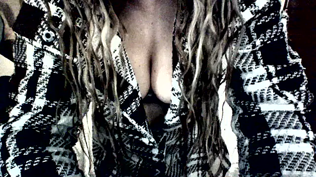 Snapshot of adirajade chatting on March 28, 8:52 pm adirajade online show from March 28, 8:52 pm