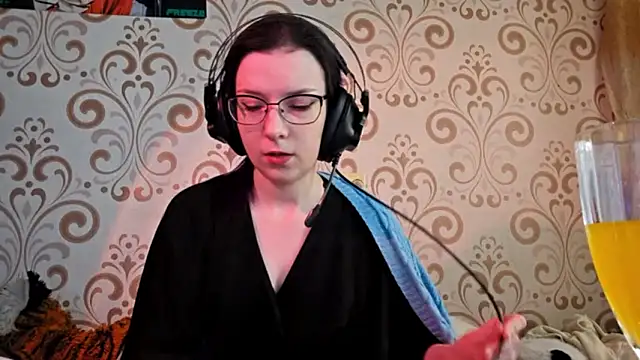 IsaSantella online show from March 25, 9:04 am