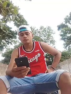 Snapshot of HOTRAINYGOLDEN chatting on March 26, 12:00 pm HOTRAINYGOLDEN online show from March 26, 12:00 pm