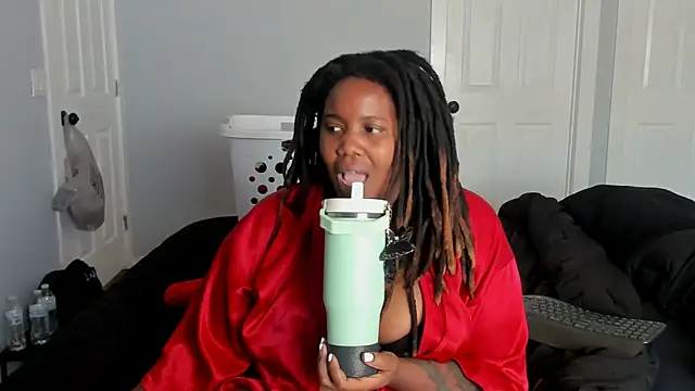 Snapshot of locsofchocolate chatting on April 15, 9:48 pm locsofchocolate online show from April 15, 9:48 pm