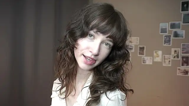Snapshot of DellaLeck chatting on April 29, 8:26 pm DellaLeck online show from April 29, 8:26 pm