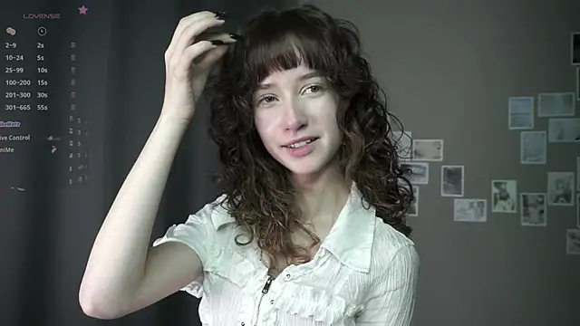 Snapshot of DellaLeck chatting on June 1, 8:21 pm DellaLeck online show from June 1, 8:21 pm