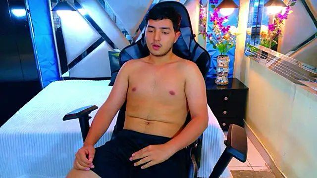 Snapshot of Oliver_Jamees chatting on March 27, 12:16 pm Oliver Jamees online show from March 27, 12:16 pm