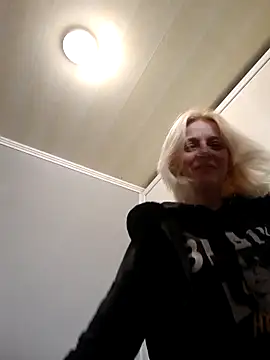 Snapshot of MiaLove183 chatting on March 28, 12:05 pm MiaLove183 online show from March 28, 12:05 pm