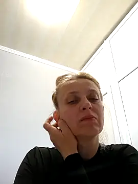 MiaLove183 online show from May 17, 8:01 am