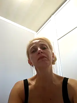 MiaLove183 online show from July 26, 8:32 am