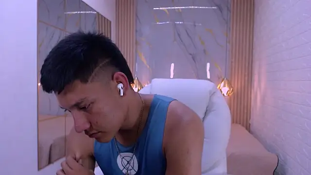 Snapshot of DominantBoy4 chatting on March 24, 6:46 pm DominantBoy4 online show from March 24, 6:46 pm