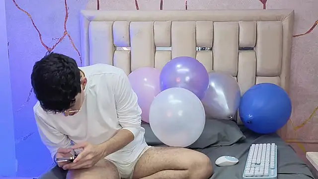 Snapshot of Tom_Parker_ chatting on March 27, 9:14 pm Tom Parker online show from March 27, 9:14 pm