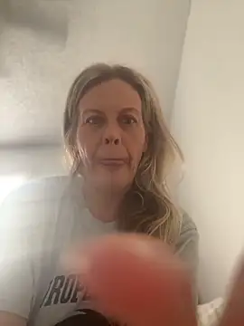 Snapshot of GwenWilde31 chatting on June 22, 1:41 pm GwenWilde31 online show from June 22, 1:41 pm