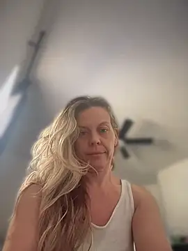 Snapshot of GwenWilde31 chatting on June 26, 5:39 pm GwenWilde31 online show from June 26, 5:39 pm