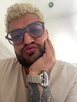 julichuby online show from April 29, 4:00 pm