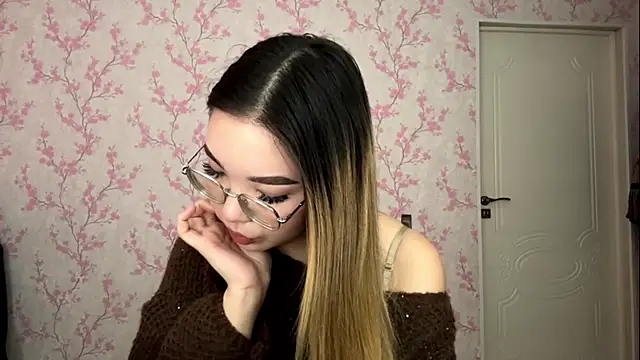 Snapshot of MadeleneStoesz chatting on March 27, 10:04 am MadeleneStoesz online show from March 27, 10:04 am