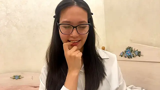 Snapshot of ayanovae chatting on March 23, 3:38 pm ayanovae online show from March 23, 3:38 pm