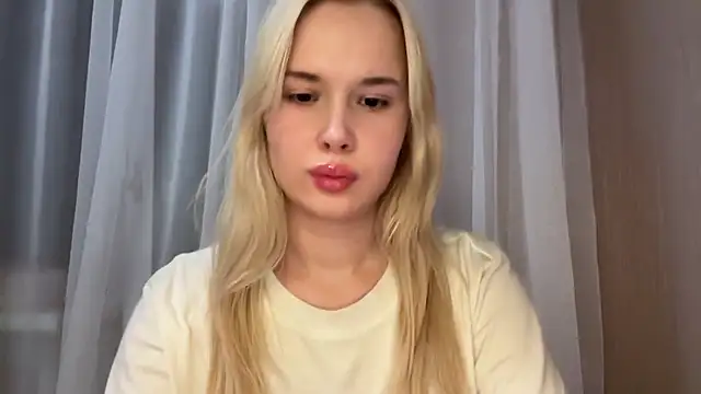 cutie chloee online show from April 20, 5:05 pm