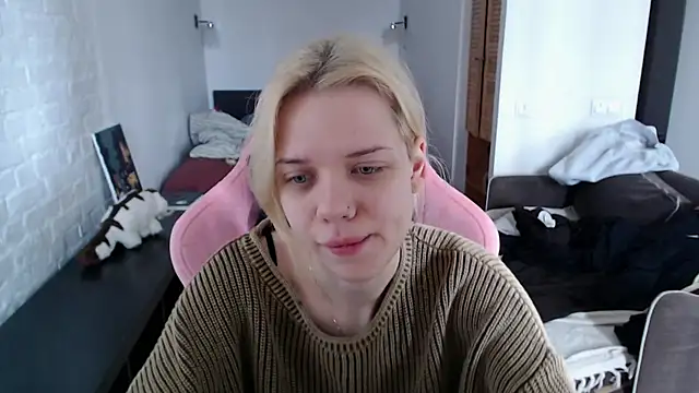 Snapshot of TenderChloe chatting on April 5, 8:55 am TenderChloe online show from April 5, 8:55 am