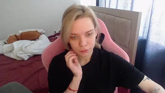 Snapshot of TenderChloe chatting on June 8, 8:58 am TenderChloe online show from June 8, 8:58 am