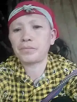 Snapshot of em-cute chatting on March 28, 6:02 am em-cute online show from March 28, 6:02 am