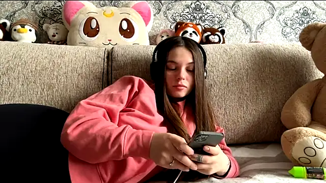 ThedaStrevell online show from March 27, 7:03 am