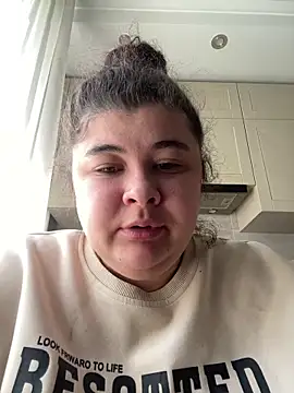 Snapshot of curly_elise chatting on March 29, 9:53 am curly elise online show from March 29, 9:53 am