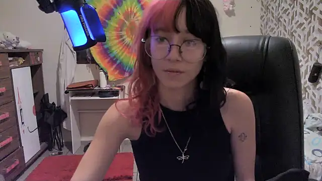 Snapshot of Moon_ chatting on April 25, 12:57 am Moon online show from April 25, 12:57 am