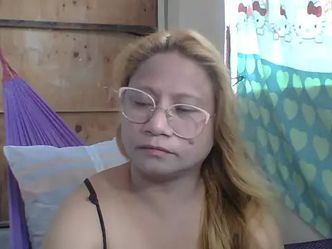 Snapshot of PinayChristine chatting on April 9, 3:50 am PinayChristine online show from April 9, 3:50 am