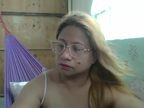 Snapshot of PinayChristine chatting on May 17, 2:20 am PinayChristine online show from May 17, 2:20 am
