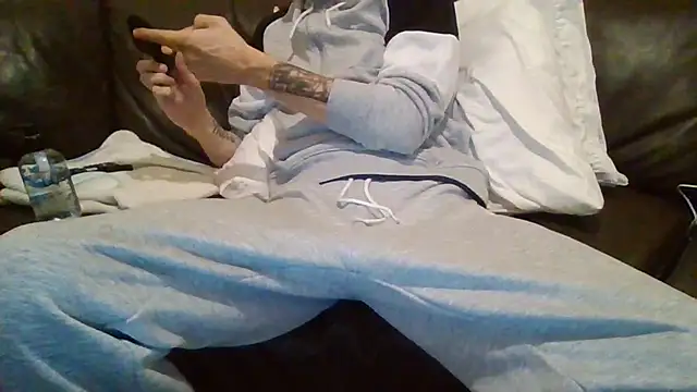 Snapshot of feetlovrr94 chatting on April 8, 2:22 am feetlovrr94 online show from April 8, 2:22 am