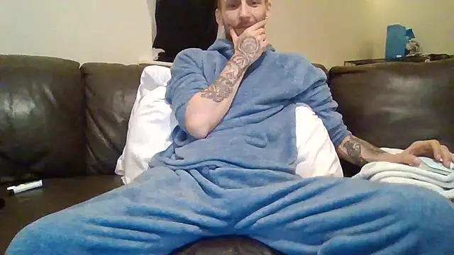 Snapshot of feetlovrr94 chatting on April 9, 1:38 am feetlovrr94 online show from April 9, 1:38 am