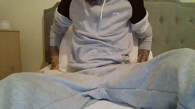 Snapshot of feetlovrr94 chatting on April 11, 10:25 pm feetlovrr94 online show from April 11, 10:25 pm