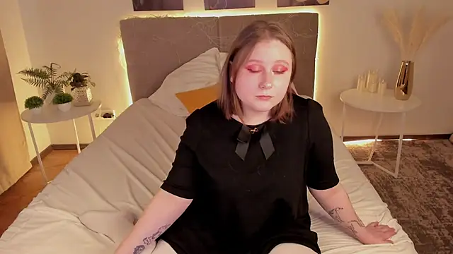 KatieGarsiaa online show from March 26, 8:20 am