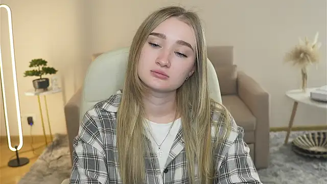 Snapshot of VioletteClaire chatting on March 29, 9:31 am VioletteClaire online show from March 29, 9:31 am