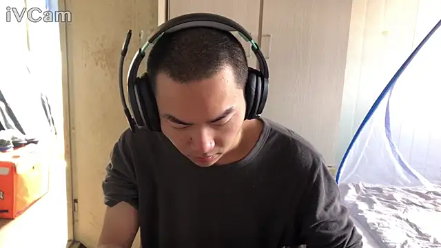 Snapshot of dyjdddttj chatting on March 28, 2:33 am dyjdddttj online show from March 28, 2:33 am