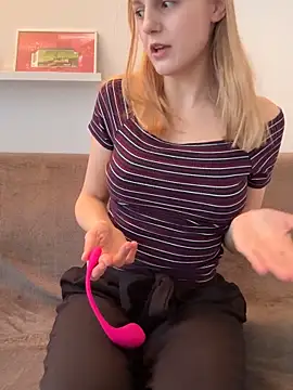 Snapshot of CutieLaura chatting on March 25, 7:58 am CutieLaura online show from March 25, 7:58 am