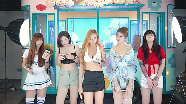 Snapshot of MSN102 chatting on March 26, 4:23 pm MSN102 online show from March 26, 4:23 pm