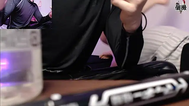 Snapshot of DontCloseYet chatting on April 15, 7:04 am DontCloseYet online show from April 15, 7:04 am