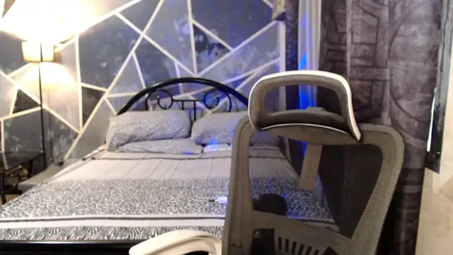 Snapshot of demeterfoxx chatting on April 4, 1:04 am demeterfoxx online show from April 4, 1:04 am