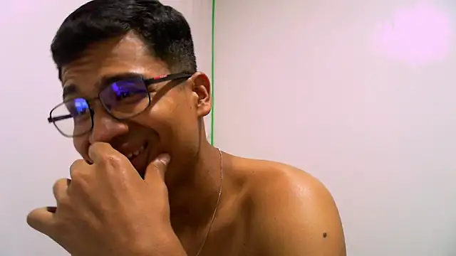 ThiagoVega  online show from April 30, 3:46 am