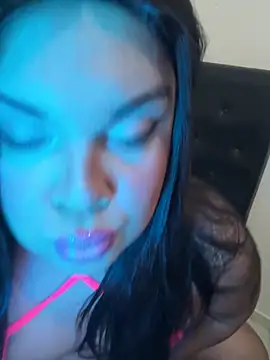 Snapshot of NicoleBBigAss chatting on May 18, 1:45 am NicoleBBigAss online show from May 18, 1:45 am