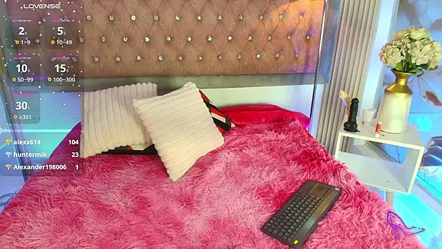 Snapshot of MiaGinger_ chatting on June 29, 8:31 am MiaGinger online show from June 29, 8:31 am
