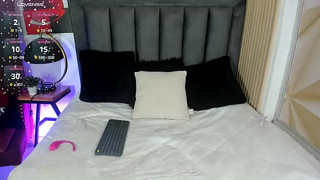 Snapshot of MiaGinger_ chatting on July 9, 8:46 pm MiaGinger online show from July 9, 8:46 pm
