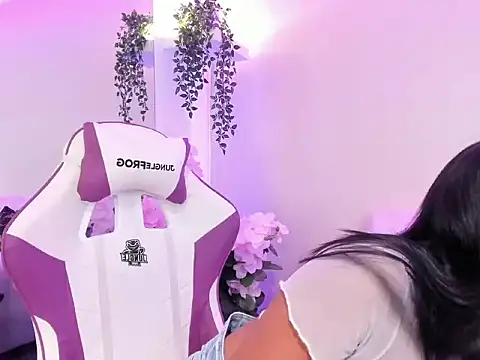 Daphnie Foxx online show from April 10, 10:47 pm