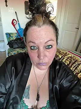 Snapshot of Queenemerald chatting on March 28, 7:02 pm Queenemerald online show from March 28, 7:02 pm